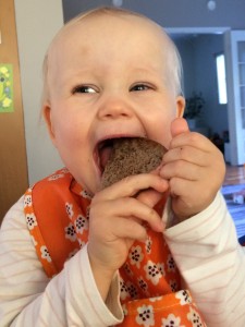 Lina syö ruisleipää